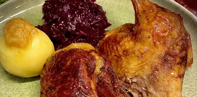 Knusprig gebratene Ente mit Knödel und Blaukraut